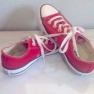 ❤️ Red low top converse ❤️